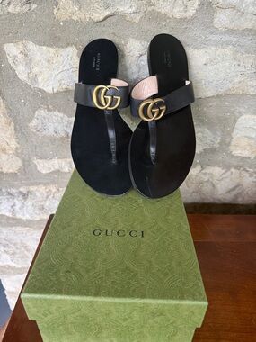New with box Gucci Black Leather Thong Sandals with Gold GG Logo Size 10.5